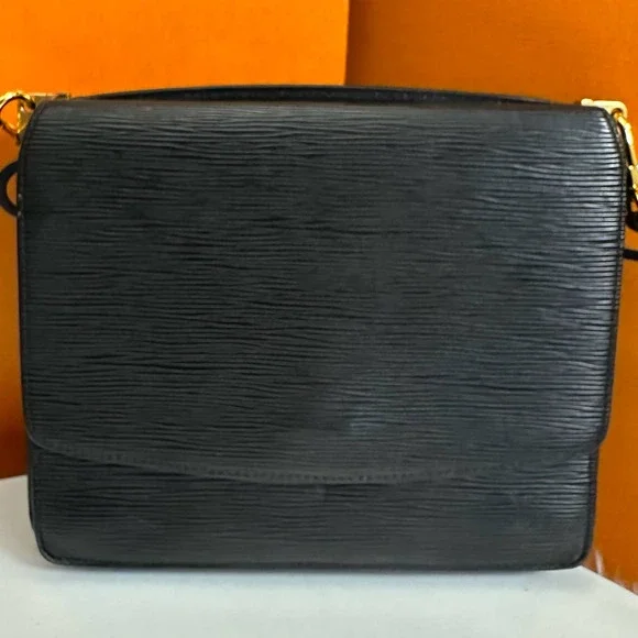 ✨Beautiful✨ Louis Vuitton Epi Leather Crossbody - Picture 3 of 11